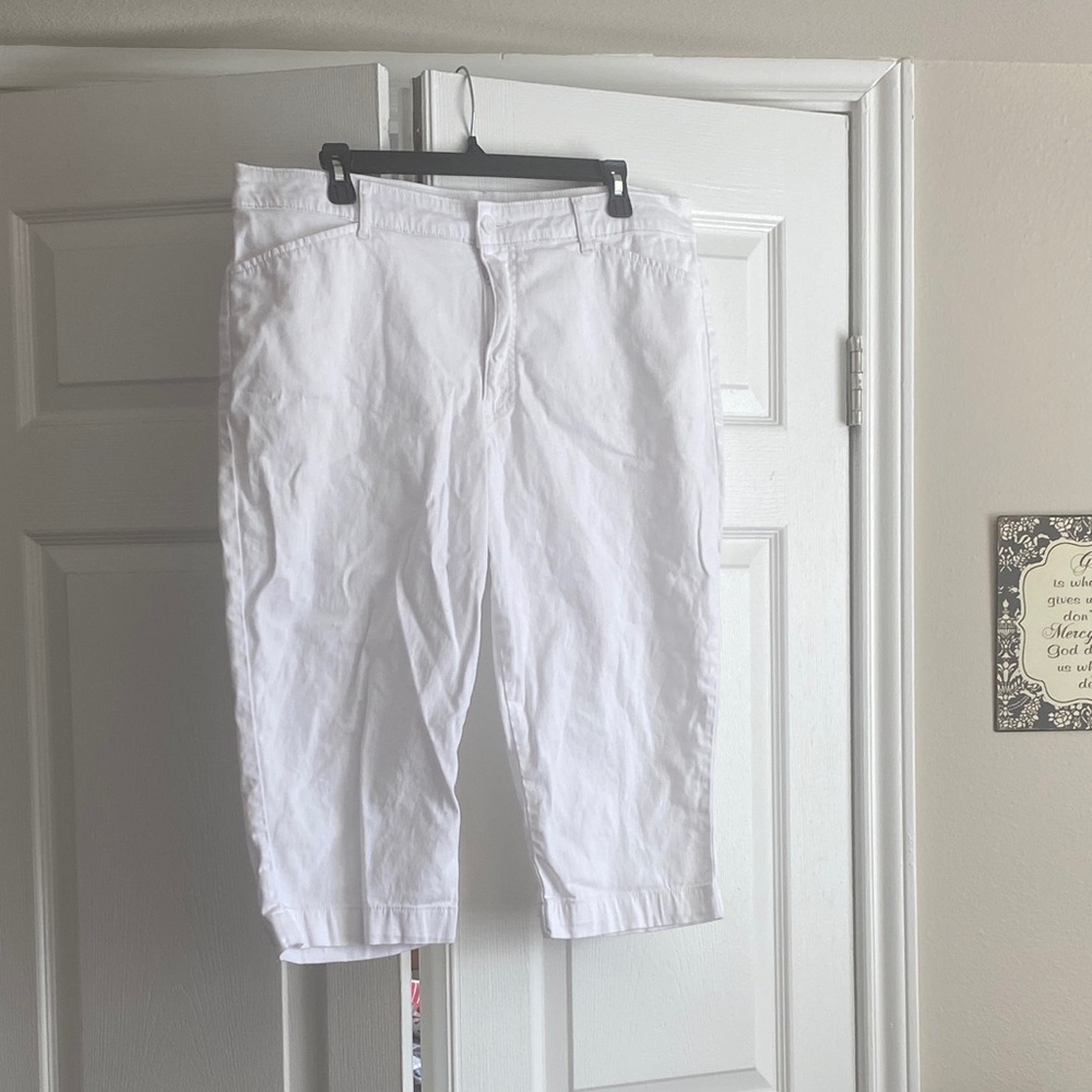 Women’s solid white capris. Size 16